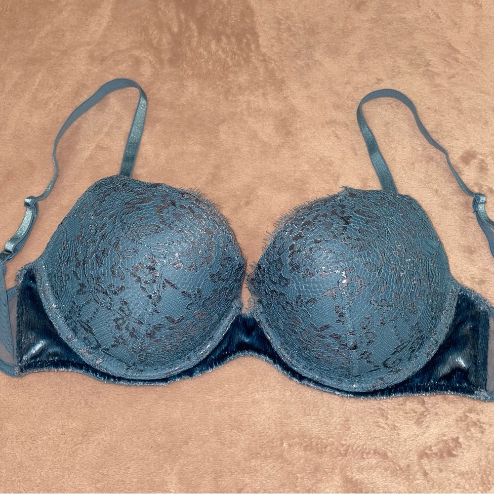 Victoria’s secret very sexy push up bra size 34C